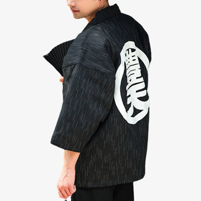 Un manteau japonais traditionnel homme style Hanten avec un kanji imprimé sur le tissu