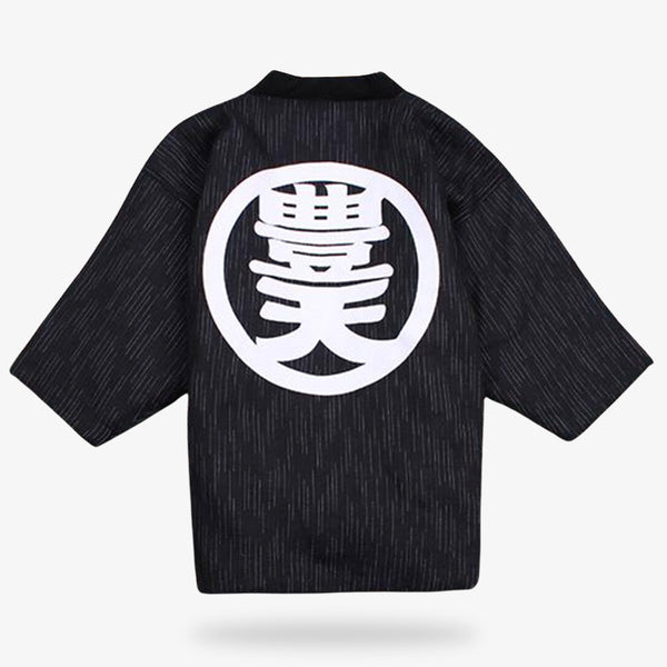 Ce manteau japonais est de couleur noir avec un motif Kanji blanc imprimé sur le dos du tissu. Le hanten japonais est fabriqué avec une matière molletonné. C'est une veste de kimono traditionnel que l'on porte en exterieur