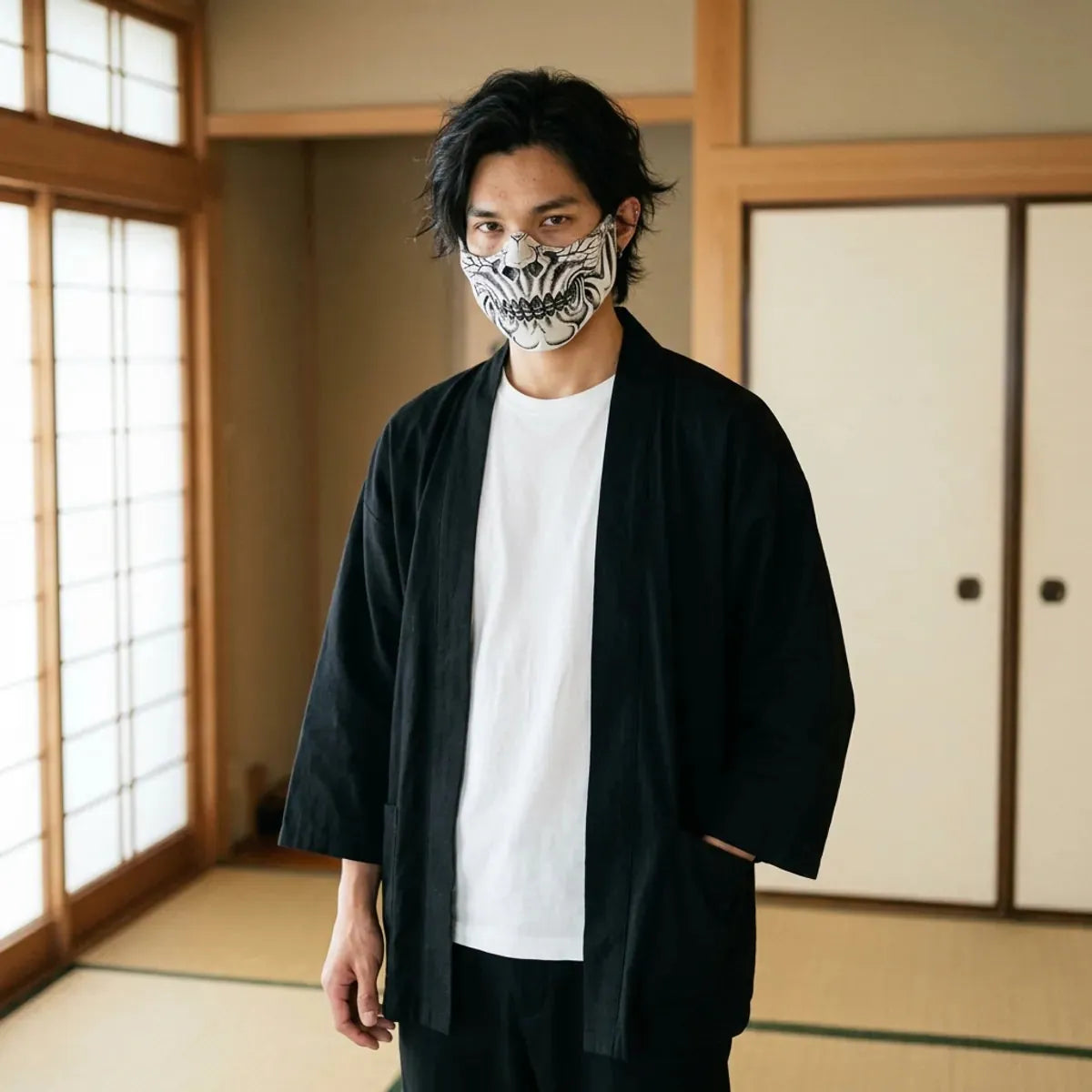 Masque demi-crâne blanc craquelé porté dans une pièce tatami japonaise.