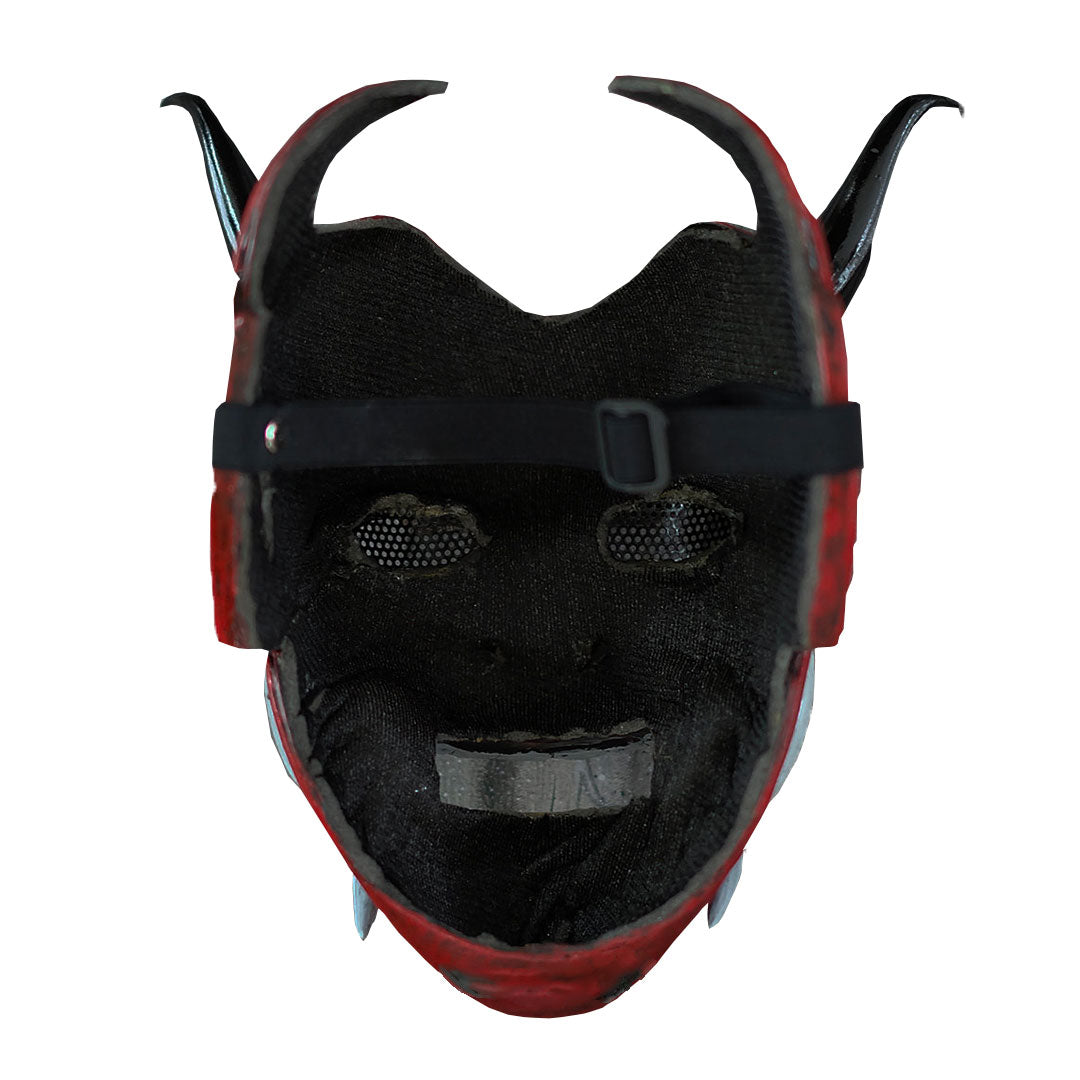Masque Démon Samouraï Japonais posé sur fond neutre