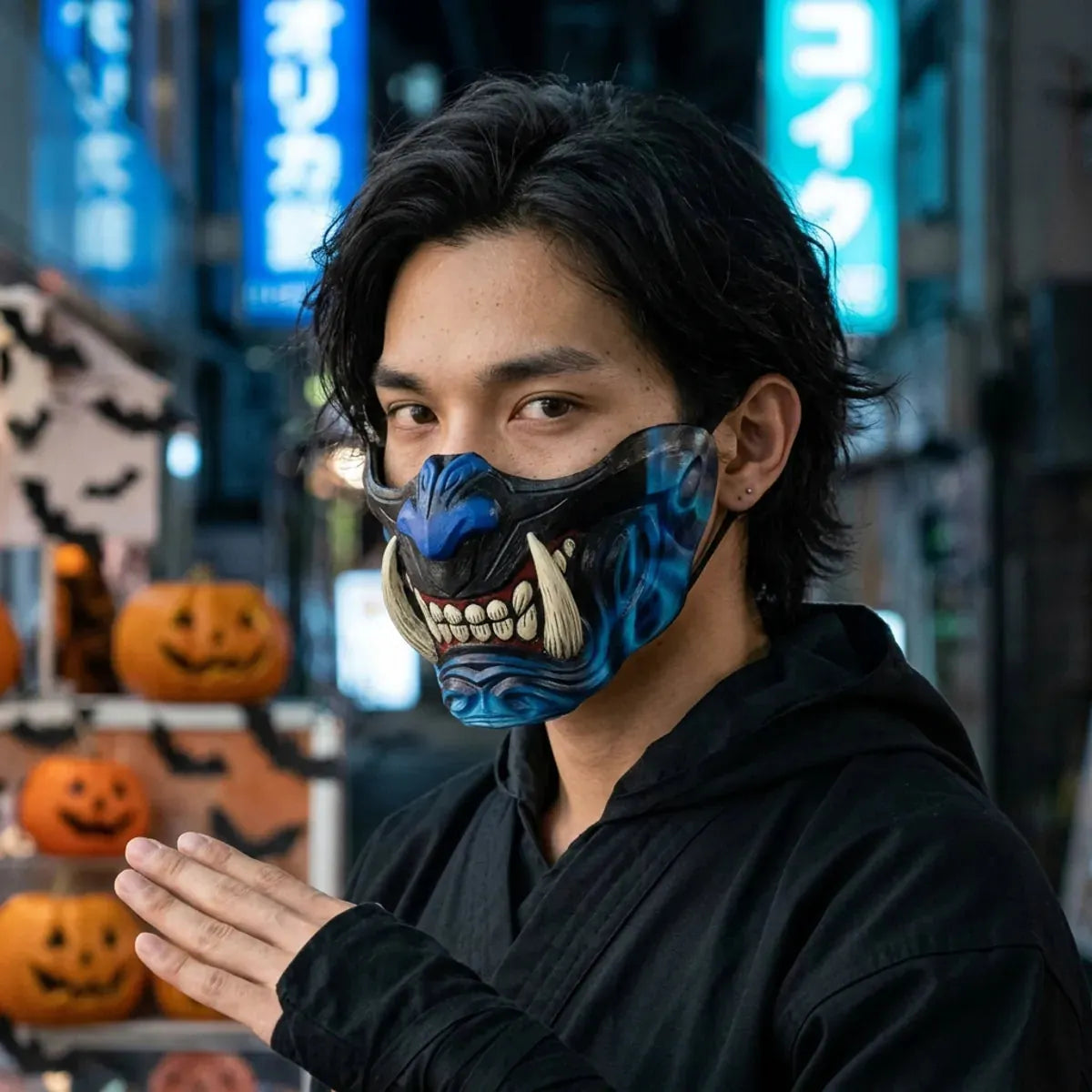 Masque oni noir et bleu avec crocs ivoire porte de nuit pour halloween, neons bleus de tokyo en arriere-plan