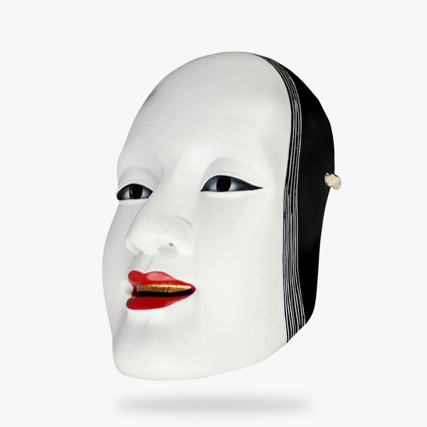 Ce masque japonais no est de couleur blanche. C'est un visage de femme avec du rouge à lèvre. Ce masque traditionnel est populaire au théâtre japonais