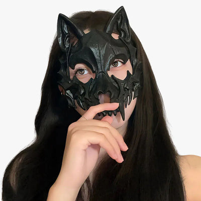Une femme porte un masque kitsune japonais entièrement noir sur le visage.
