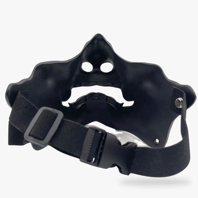 Ninja tenant un masque Oni avec ses sangles ajustables