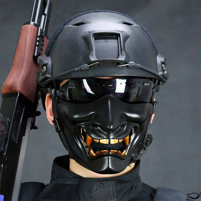 Masque ninja japonais de profil montrant le design oni