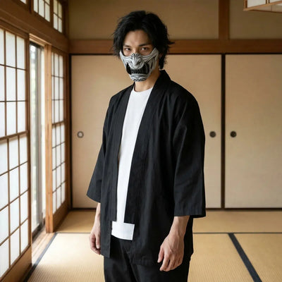 Demi masque oni gris aux sillons profondément sculptés, porté dans une pièce japonaise en tatami