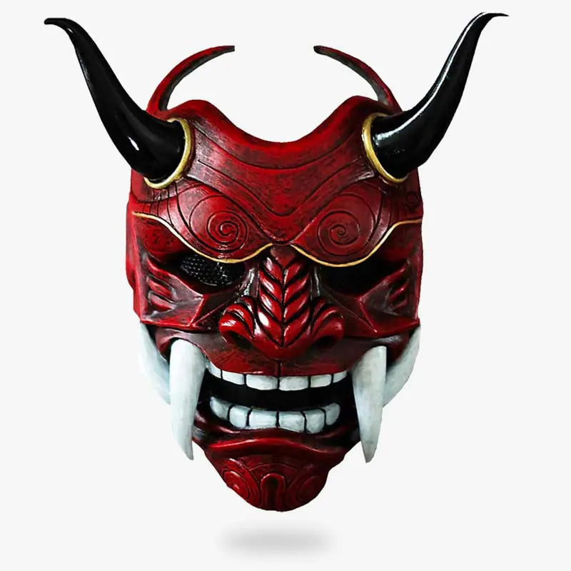 Masque oni rouge aux cornes proéminentes, mis en valeur dans une présentation détaillée.