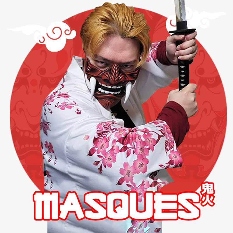 un homme porte un masque samourai Oni du Japon. Il est habillé avec un kimono blanc et brandit une épée Katana