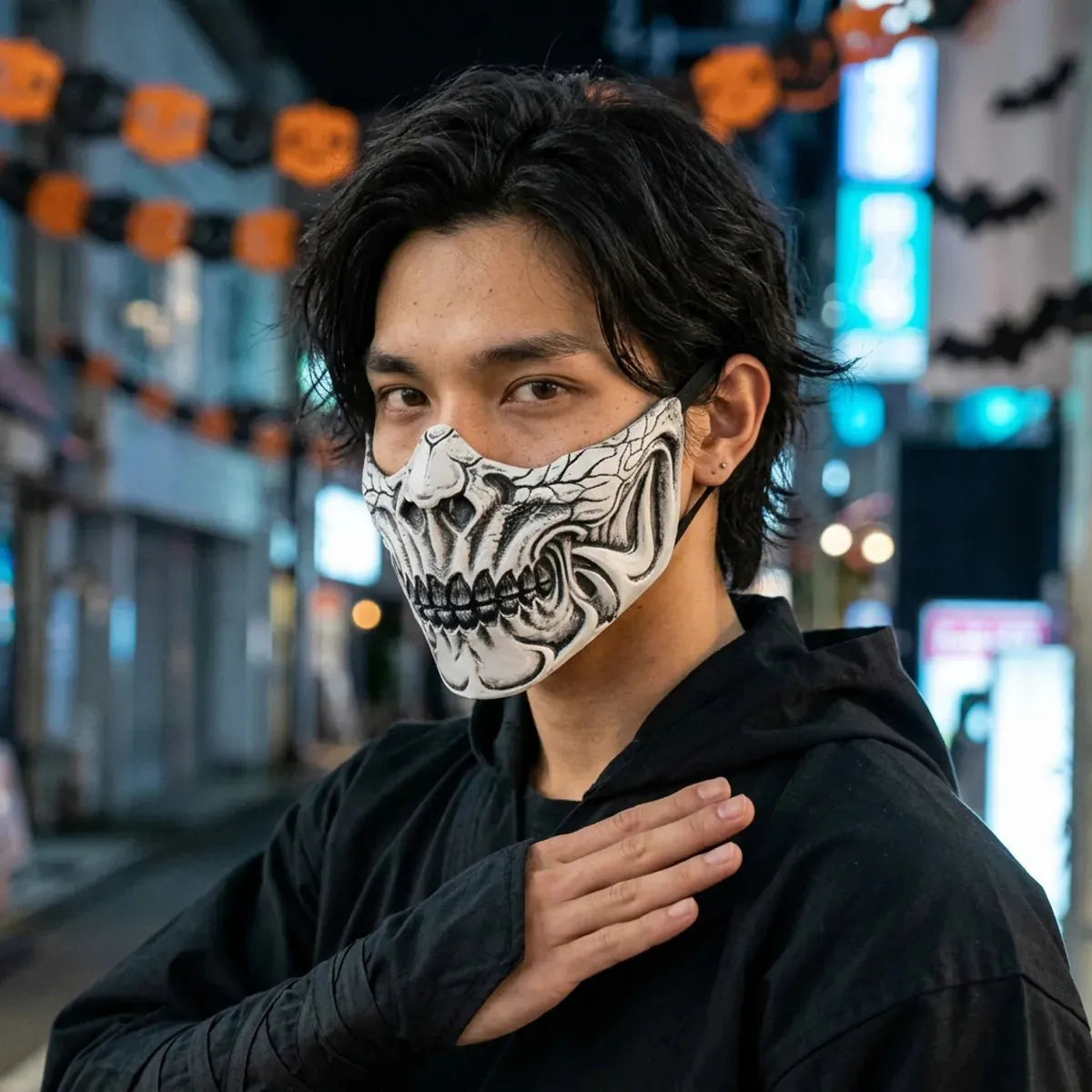 Masque crâne blanc os porté la nuit pour Halloween, néons bleus de Tokyo en arrière-plan.