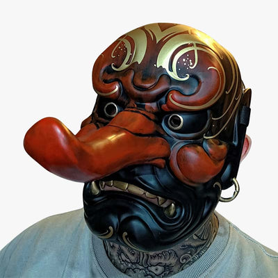 Un homme portant un masque japonais Tengu en résine et bois, symbole du démon Oni dans la culture manga