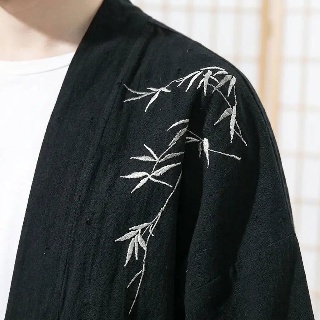 Gros plan sur le tissu imprimé et la manche d'un haori kimono