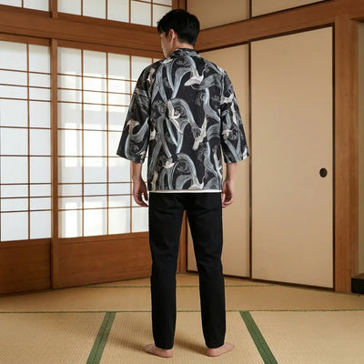 Motif grues japonaises brodé au dos d'une veste haori dans un washitsu