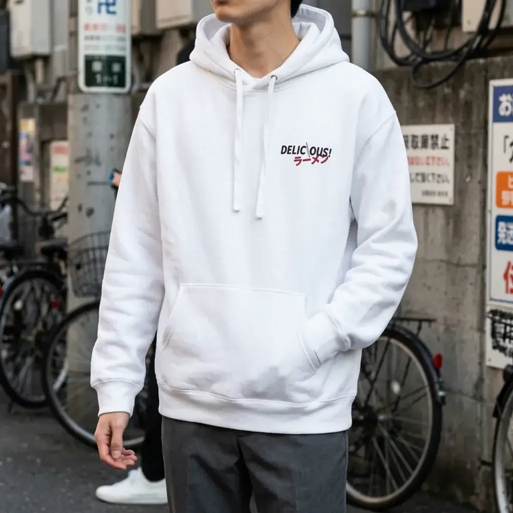 Vue rapprochée du motif ramen en katakana imprimé sous le texte Delicious sur le sweat.