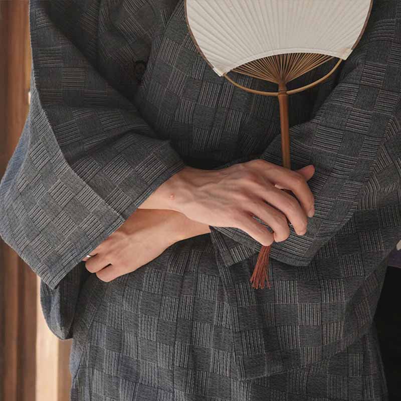 Cet habit traditionnel, est cousu avec un motif kimono japonais samourai en forme de carée