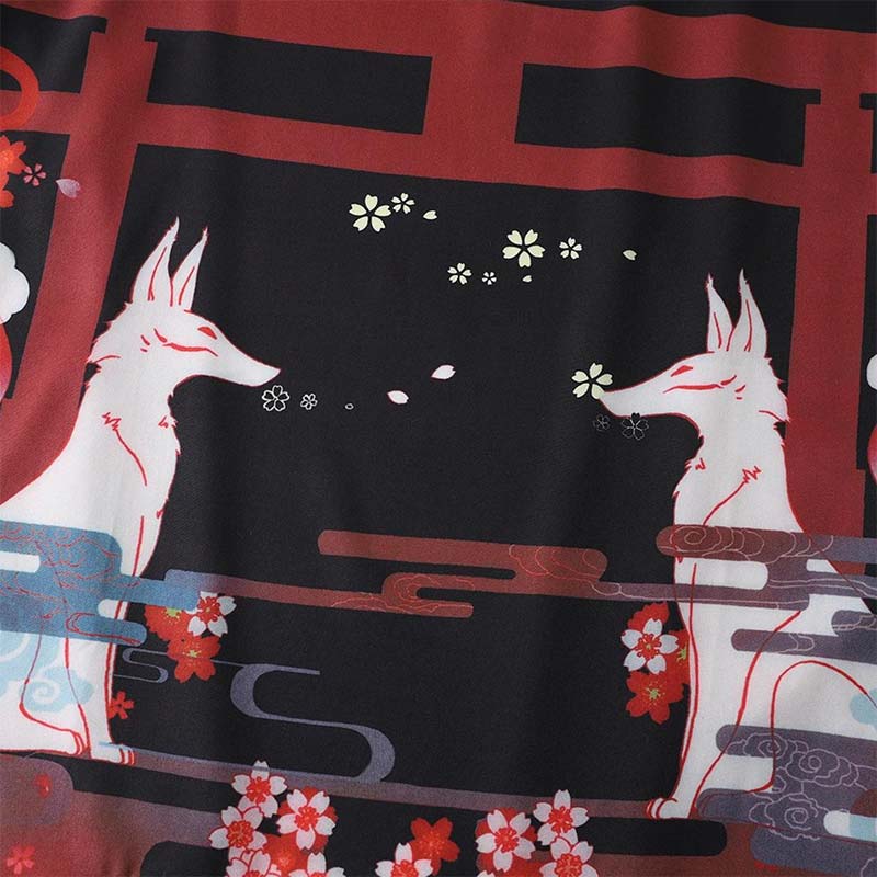 Découvrez ce motif de kimono kitsune, un dessin qui capture l'essence du folklore japonais et du savoir-faire traditionnel.