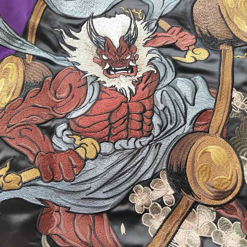 Motif Raijin brodé illustrant la puissance et l'énergie du folklore japonais