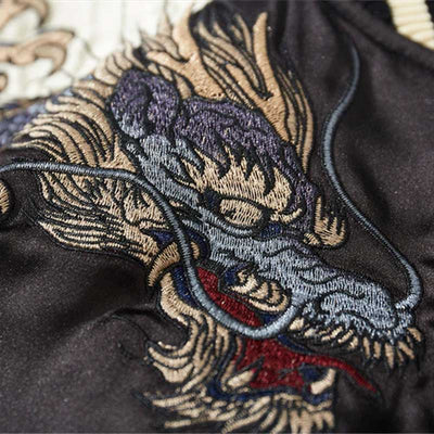 Motif tigre et fleurs de sakura brodés sur une veste sukajan