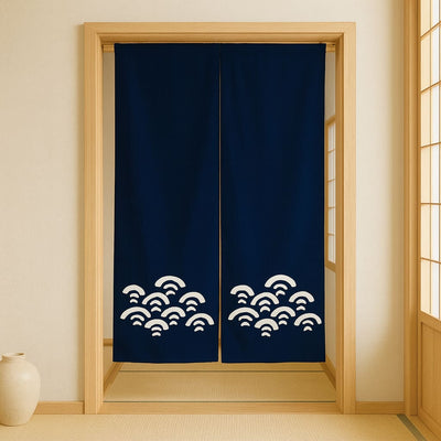 Noren japonais bleu à motifs de vagues dans une pièce avec cadre en bois et sol en tatami