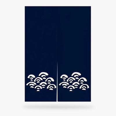 Tissu bleu marine d'un noren japonais orné de motifs de vagues blanches sur fond blanc