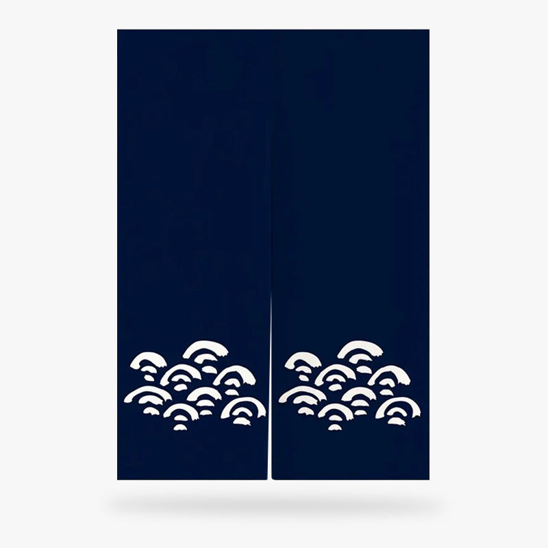Tissu bleu marine d'un noren japonais orné de motifs de vagues blanches sur fond blanc