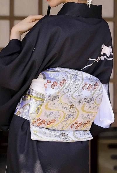 Nouage traditionnel d'une ceinture obi japonaise