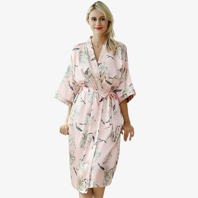 Nuisette kimono fleurie portée par une femme