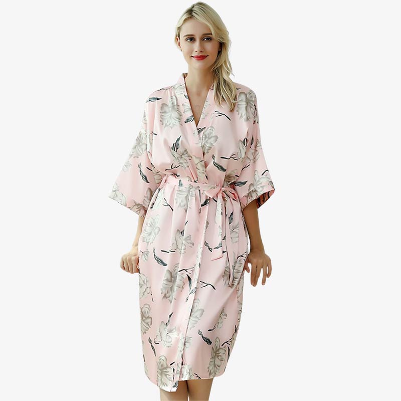 Nuisette kimono fleurie portée par une femme
