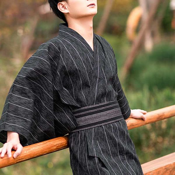Un obi ceinture homme se porte par dessus un kimono japonais ou un Yukata