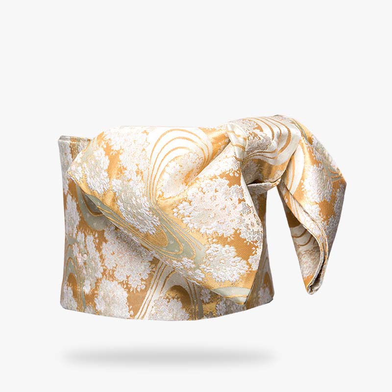 Ce obi ceinture japonaise traditionnel est brodé avec des motifs de fleur japonaise. Le noeud du Obi permet de fermer le kimono japonais des geisha