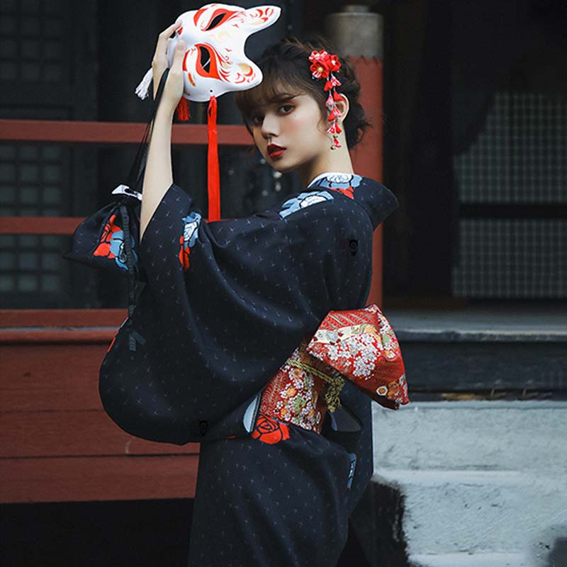 Une femme est habillée avec un Kimono japonais et un obi ceinture geisha de couleur rouge avec des motifs floraux