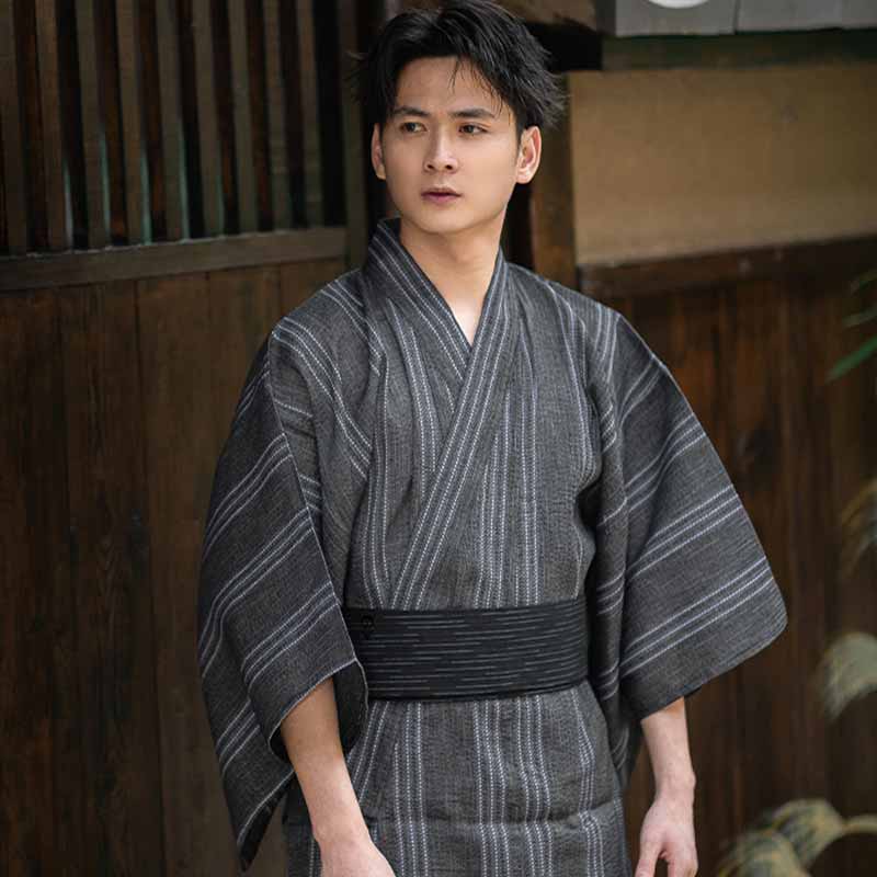 Un ceinture Obi pour homme se porte avec un kimono japonais ou un Yukata