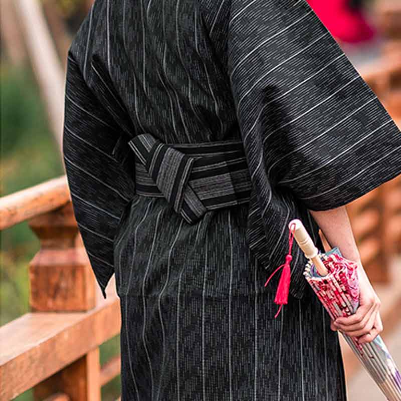 Une ceinture obi homme kimono se porte aussi avec un Yukata. C'est un vêtement japonais traditionnel pour homme