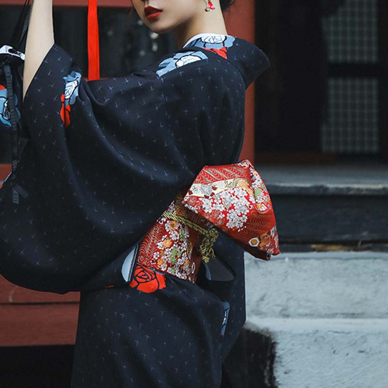 Femme portant un kimono avec une ceinture obi japonaise à motifs floraux