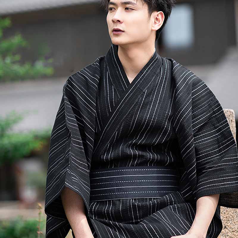 Un samouraï porte un obi japonais pour homme avec un kimono noir à rayure