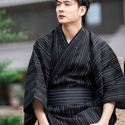 Un samouraï porte un obi japonais pour homme avec un kimono noir à rayure