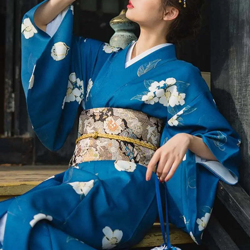 Obi kimono noué autour de la taille d'une silhouette élégante