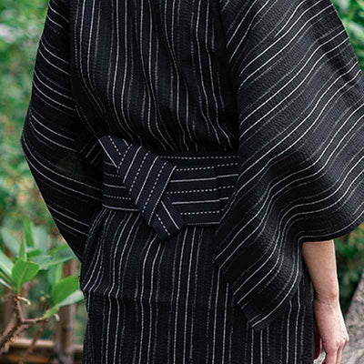 Un japonais porte un obi noeud homme sur un kimono a rayure.