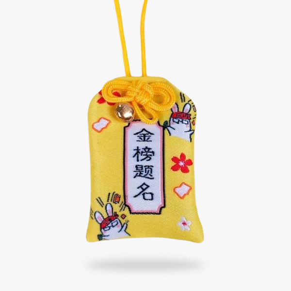 Un porte-bonheur omamori Kanji est un sac en tissu qui agit comme un talisman. Il apporte la chance et le succès selon la culture japonaise