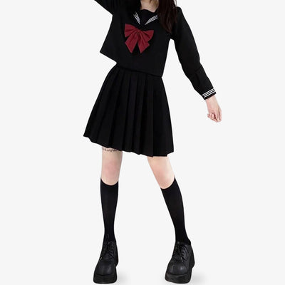 Où acheter un uniforme scolaire japonais noir, inspiré du sailor fuku traditionnel avec chemise, jupe plissée et ruban marin assorti.