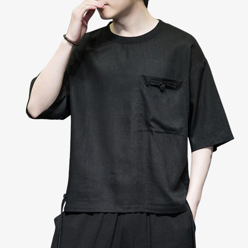 ce oversize t shirt japonais est en matière coton. Le tissu du tee-shirt japonais est noir. L'homme qui porte le t-shirt japonais noir se tient debout