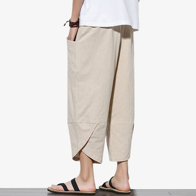 un homme est habillé avec un pantacourts japonais large. La couleur de ce vêtement japoanais est beige