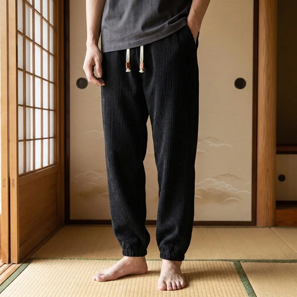 Pantalon Biraki en velours côtelé noir vue de face avec coupe ample