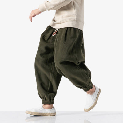 Pour un style Harajuku un homme porte un pantalon cargo bonnegueule japonais