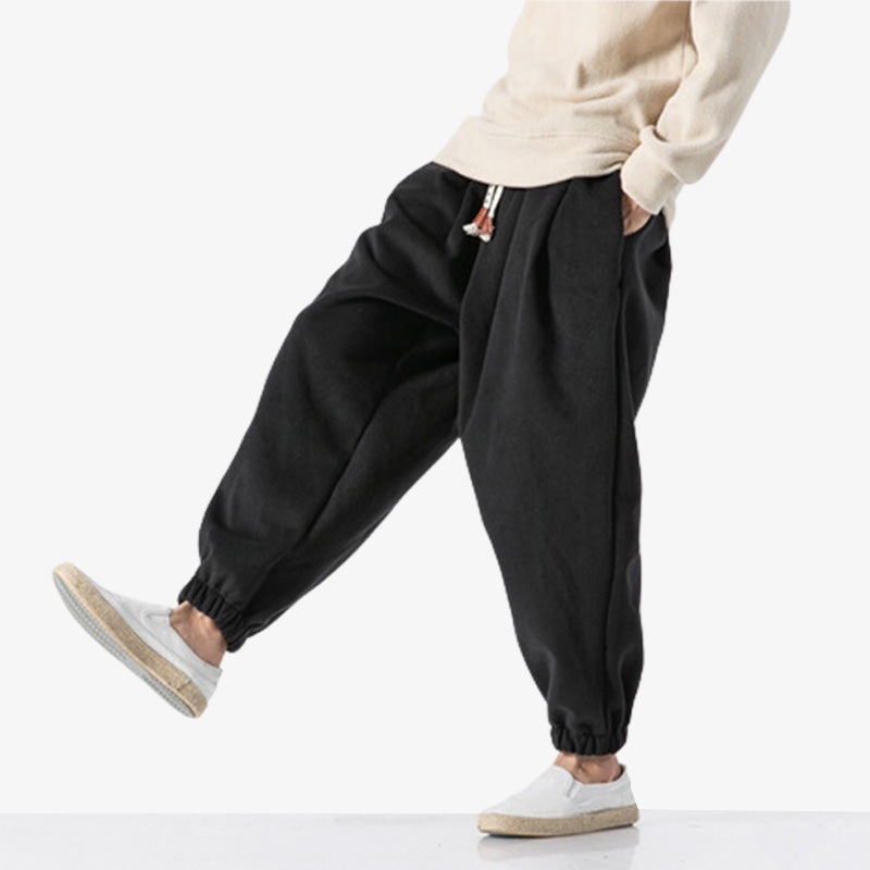 Un homme est habillé avec un pantalon cargo streetwear