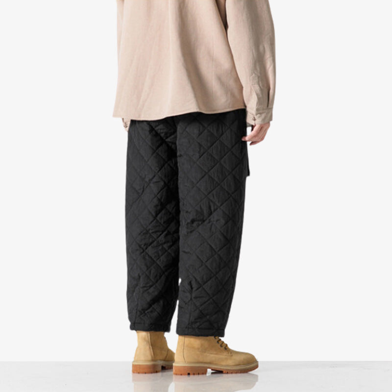 Pour l'hiver un homme est habillé avec un pantalon cargo style japonais en matière imperméable