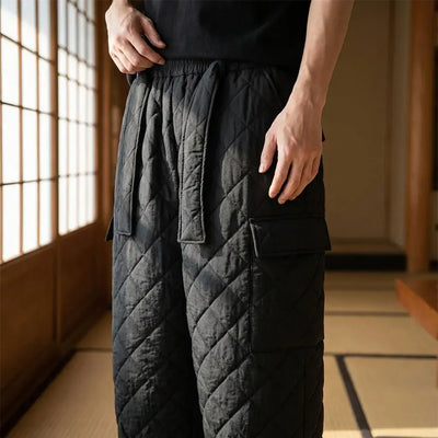Pantalon Cargo Style Japonais porté par un homme dans une pièce japonaise traditionnelle, vue de face