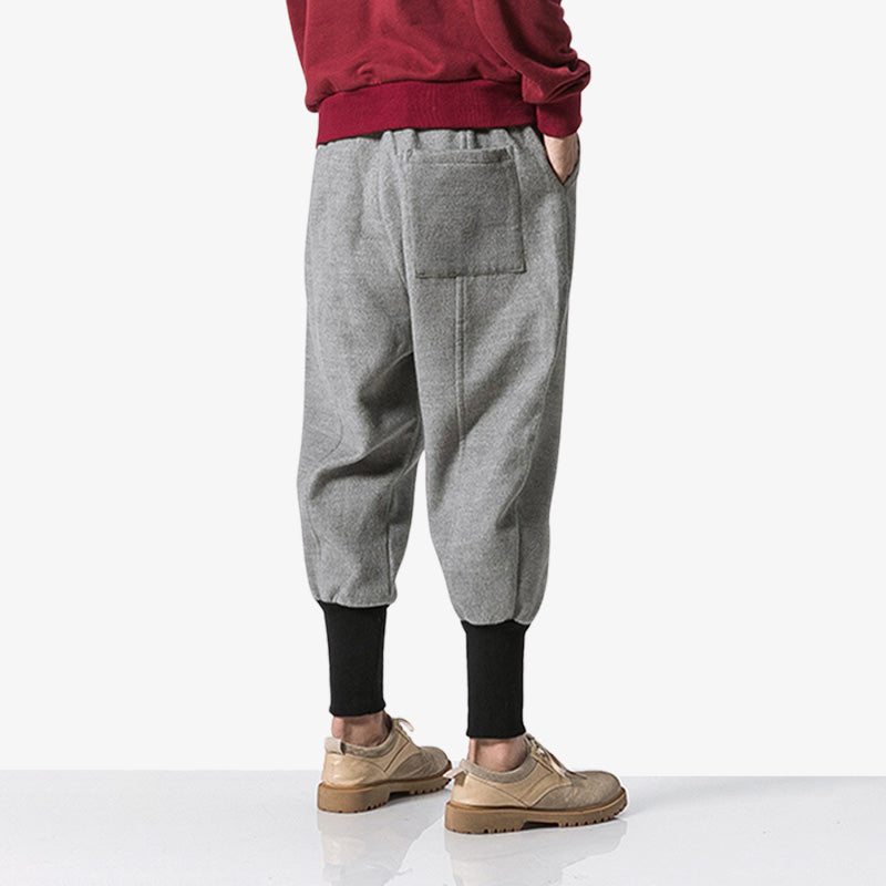 Ce vêtement de couleur gris s'inspire du pantalon charpentier japonais. C'est un habit confortable et pratique pour un style japonais unique