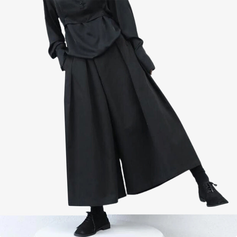 Ce pantalon hakama femme est de couleur noir. Ce vêtement japonais traditionnel est parfait pour un look techwear ou un style streetwear japonais