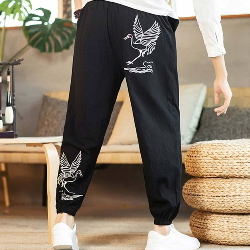 Pantalon japonais grues aux motifs d'oiseaux blancs dans une ambiance décontractée