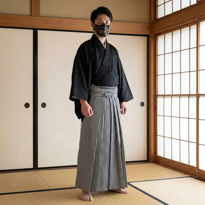 Pantalon hakama rayé posé à plat, coupe ample